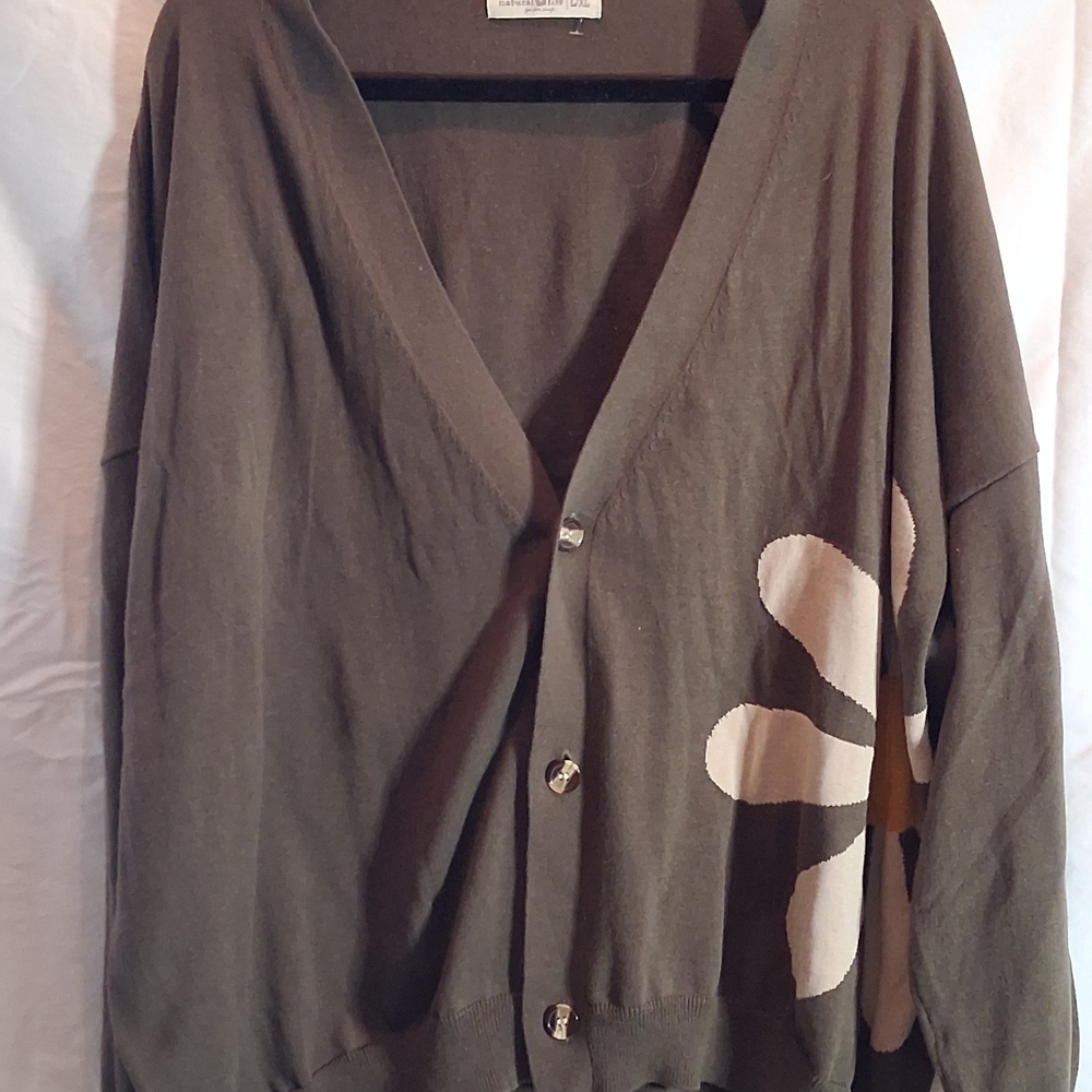 NATURAL LIFE Olive Green Cardigan with White and Yellow Daisy - Picture 2 of 5
